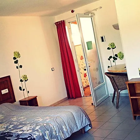 Hotell Les Vieilles Pierres *